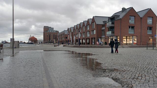 Auf der Promenade am Alten Hafen: Wenn für die Lübecker Bucht Hochwasser angekündigt ist, steigt der Pegel in Wismar im Vergleich zu anderen Hafenstädten stets am höchsten. Foto: Helmut Kuzina