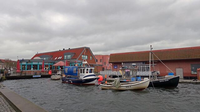 Der Bereich des Fischereihafens:  Ziemlich heftig schaukelten die Boote und Kutter im Alten Hafen. Foto: Helmut Kuzina