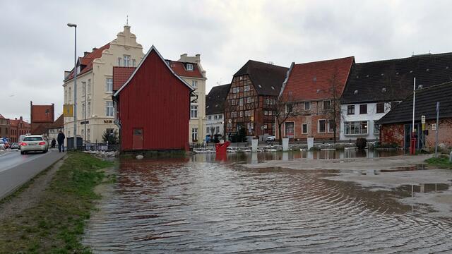 Auf dem kleinen Parkplatz in Hafennähe hatte sich viel Wasser angesammelt. Foto: Helmut Kuzina