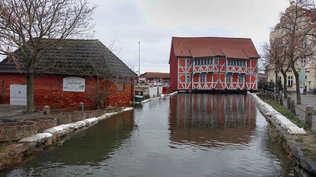 Der Stadtkanal „Runde Grube“ mündet in den Alten Hafen. Urkundlich wurde das schiefe Fachwerkgebäude erstmals 1406 erwähnt. Foto: Helmut Kuzina
