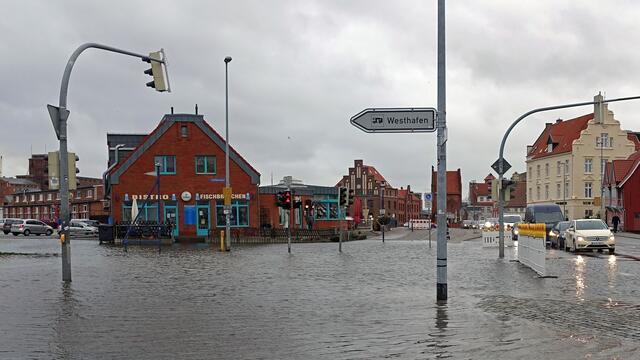 Überschwemmungen im Kreuzungsbereich am Hafen:  In der Altstadt ist die Angst vor starken Hochwasser stets groß, auch wenn ein Pegel von „nur“ 1,38 m über NN angesagt war. Foto: Helmut Kuzina