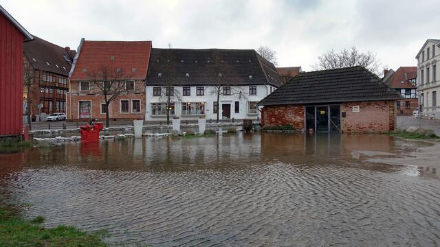 In Hafennähe waren ein paar Überschwemmungen in Teilen der Altstadt zu sehen. Foto: Helmut Kuzina