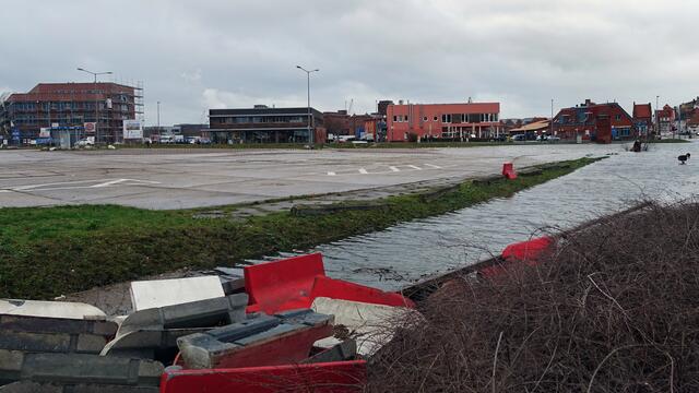 Am frühen Morgen überschwemmte das Hochwasser den großen Parkplatz am Schiffbauerdamm. Anwohner und Touristen waren durch eine Sirene gewarnt worden. Foto: Helmut Kuzina