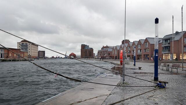 Auf der Promenade am Alten Hafen: Das Hochwasser stieg auf eine Höhe von 6,38 m, d. h. 1,38 m über NN, schwappte aber nicht über die Kaikante. Foto: Helmut Kuzina