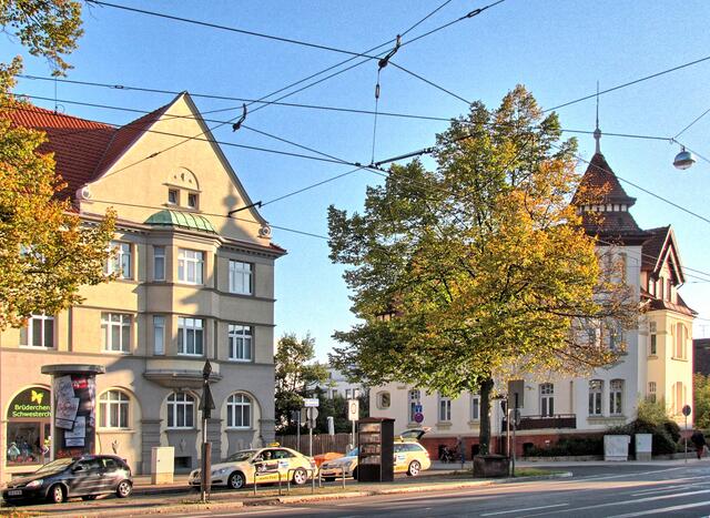 Zwischen den Häusern zweigt von der Tiergartenstraße die Schwemannstraße ab, ein anderer Bereich der ersten Höfe. Rechts davon befand sich der Rodesche Hof, dessen Name mit dem des Dorfes identisch ist. Er wurde von den Rodes über Jahrhunderte geführt. In einer Urkunde wird der Name erstmalig 1383/85 erwähnt. Die Lage des Hofes wird darin nicht genannt. | Foto: Christel Wolter