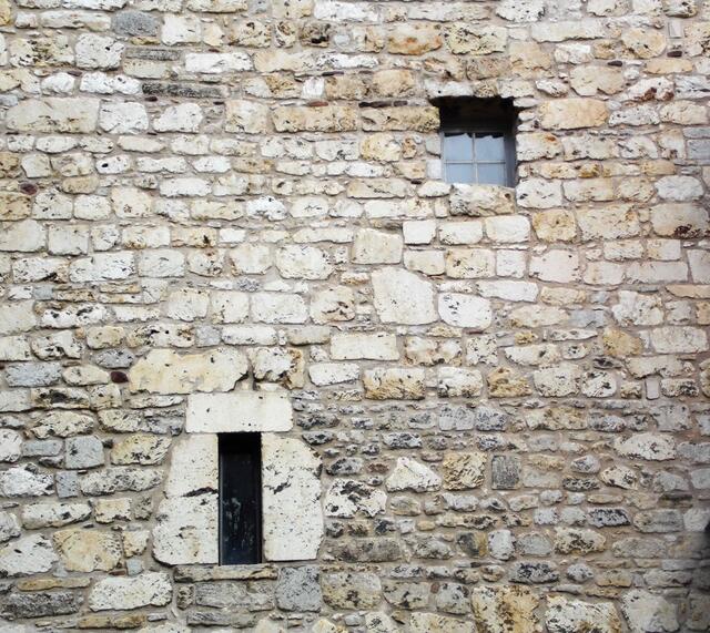 Der Turm stammt aus der Mitte des 14. Jahrhunderts und ist damit das älteste Zeugnis des Ortes. Im Notfall, wie im Dreißigjärigen Krieg, konnten sich die Bauern darin verschanzen.
