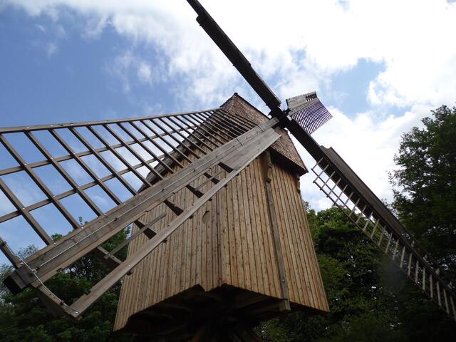 Daneben die 300 Jahre alte Bockwindmühle, die schon mehrere Standorte hinter sich hat, konnte dank eines Fördervereins gerettet werden.
