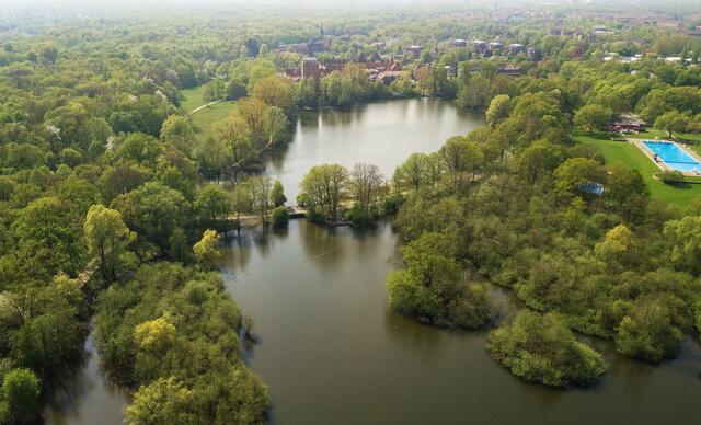 Und nun in die nahe Umgebung: Dort gehen nicht nur die Kirchröder gern spazieren. Der nahe Hermann-Löns-Park wurde 1936 bis 1939 aus einem sumpfigen Gelände angelegt. Rechts das Annabad. Am Ende des Annateichs Anna- und Stephansstift. | Foto: Fabian Wolter
