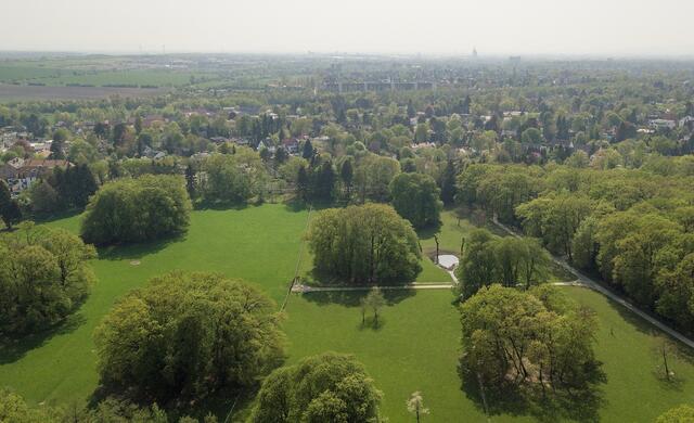 Kirchrode aus der Vogelperspektive. Der Blick geht von der Breiten Wiese bei Anderten über den Tiergarten auf das ehemalige Ostfeld mit den Wohngebieten Hirschangersiedlung und rund um die Ostfeldstraße. | Foto: Fabian Wolter