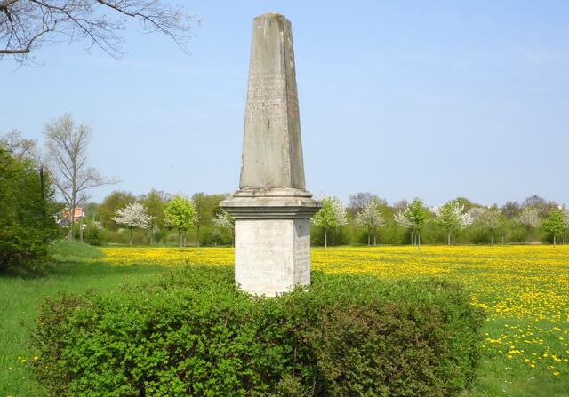 Ein besonderes Spektakel konnten die Bauern der umliegenden Dörfer am Kronsberg verfolgen. Dort wurden immer mal wieder Heerschauen abgehalten. Der Drei-Kaiser-Stein bei Bemerode erinnert daran.