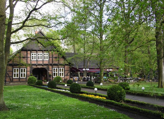 Das Gasthaus Alte Mühle neben dem Annateich, der früher eine Tonkuhle war, lädt zum Einkehren ein.