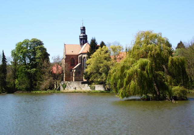 Rode gehörte zunächst zum Bistum Hildesheim. Im Jahr 1296 kam es aber wegen eines Gebietstausches zum Kloster Marienrode, das zwischen Hildesheim und dem Hildesheimer Wald liegt.