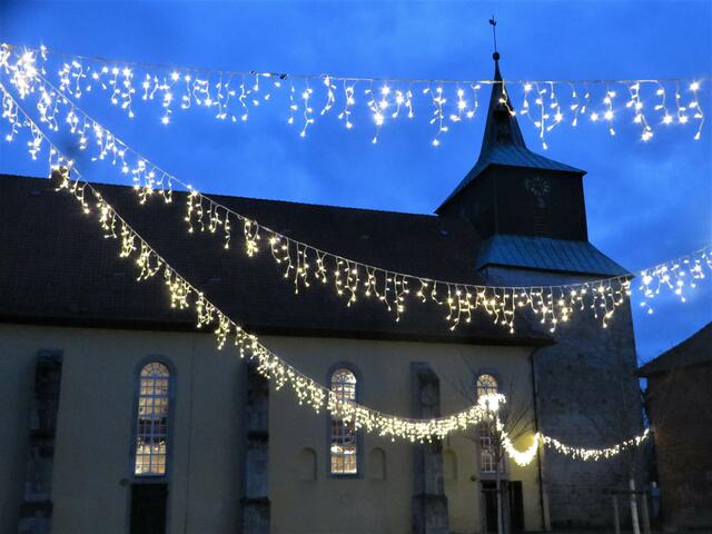 St. Alexandrikirche Eldagsen mit weihnachtlicher Beleuchtung des Kirchplatzes