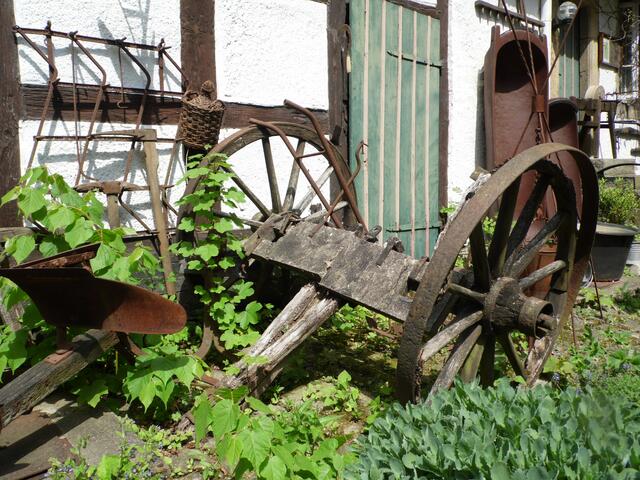 Mit den damals noch einfachen landwirtschaftlichen Geräten, war die Feldarbeit sicher ein hartes Brot. Aber der relativ lockere Boden um Rode ließ sich wohl gut bearbeiten.