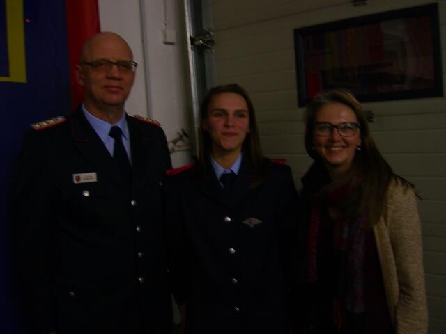 Stadtbrandmeister Henning Brüggemann (links) und Bürgermeisterin Ramona Schumann (rechts) gratulieren Jana Reuter zur Ernennung zur Feuerwehrfrau