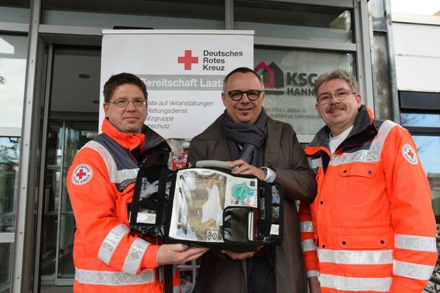 Übergabe der Defibrillatoren durch die KSG
© F. Hentschel/DRK Laatzen