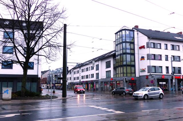 Die Einmündung des Großen Hillen in die Tiergartenstraße. Hinter dem linken Eckhaus befand sich einst der Teich, Mittelpunkt des Dorfes.
