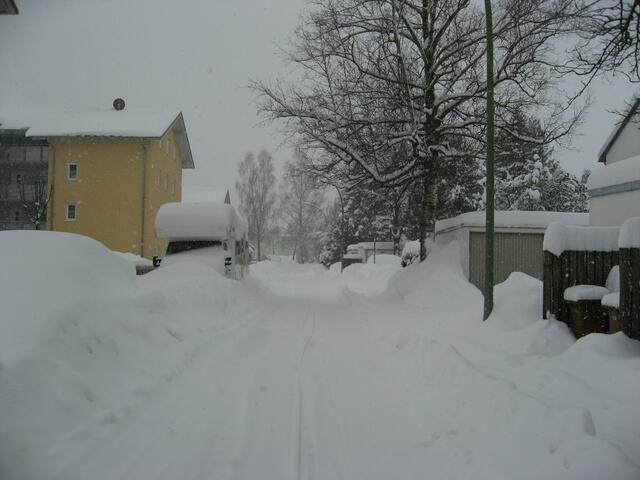 Straße durch ein stark befahrenes Wohngebiet.  Derzeit nur noch einspurig befahrbar.