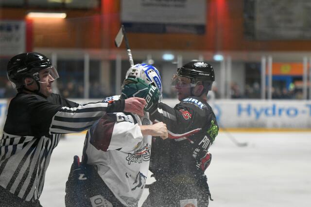 Für seine Faustkampfeinlage ohne Handschuhe kassierte Riessersees Verteidiger Philip Wachter gerade mal zwei Minuten, auch aufgrund dieser Entscheidung hatte Coach Sven Rampf Kritik für die Schiedsrichterleistung.