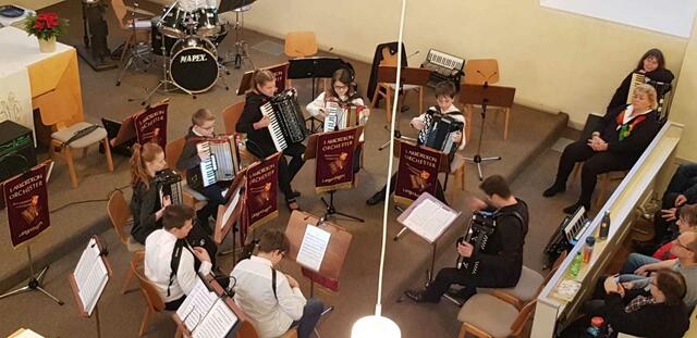Das Jugendorchester präsentiert sich großartig mit den Crazy Animals - eine anspruchsvolle Suite mit mehreren Sätzen hervorragend gemeistert. Cedrik Hülsmann, Marlon Gleichmann, Linn Degner, Nick Wöhler, Kira Dankowsky, Jenny Heidrich, Alexander Hunger mit ihrem Dirigenten Nemanja Lukic