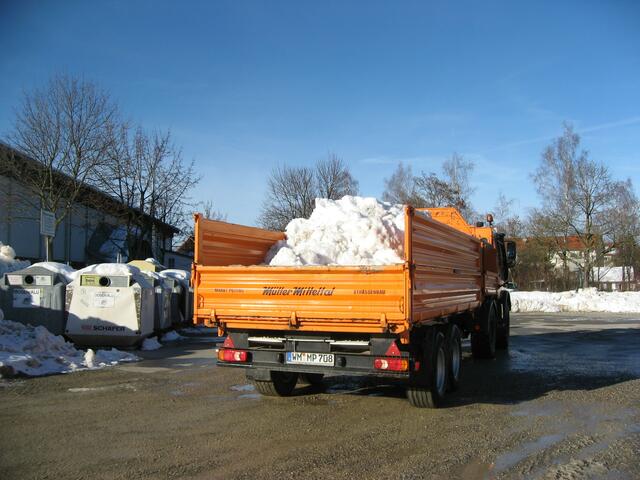 Ohne Unterbrechung wird der Schnee am Platz hinter der Eis-Sporthalle angekarrt. Im Rückwärtsgang geht's leichter.