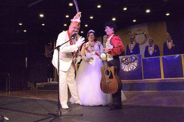 Thorsten Hitschfell erhällt einen Orden vom Prinzenpaar