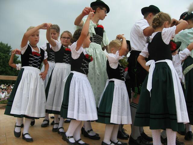 Ein Festplatz und seine Nutzung. Damals, zum Gau-Trachtenfest im Juli 2018, war der Himmel nicht so blau. Ein Regenschirm war an diesem Tag nicht so verkehrt, wie man auf Foto 8 sehen kann.