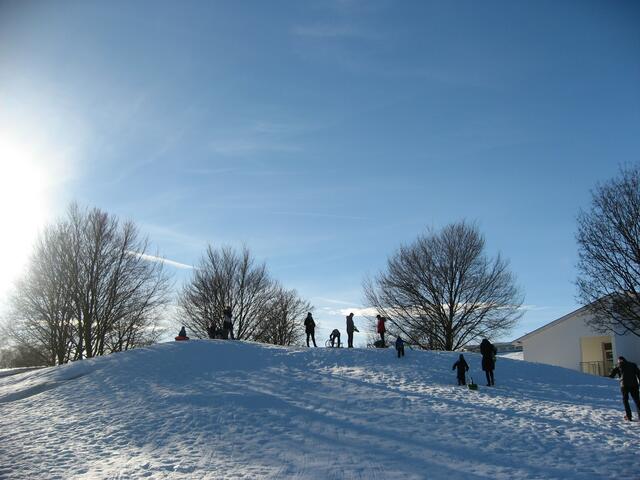 Die gute Seite des Winters: Ein kleiner Schlittenhügel der ganz schön "fetzt". Kindheitserinnerungen kommen zurück.