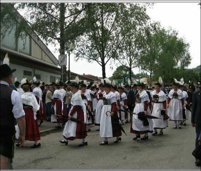 So vui fesche Madl am Eingang zur Festhalle! An Reng'schirm ham's zum Glück need braucht, im Summa 2018.