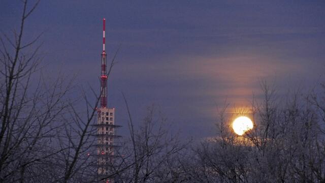 2. 21. Januar 2019 8. Uhr früh. Blick aus dem Fenster in Hannover. 
Der Mond geht langsam unter.