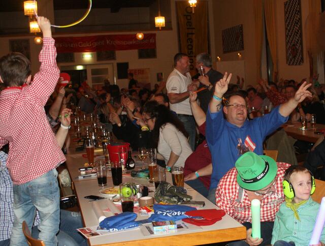 … die Fans feiern begeistert mit!