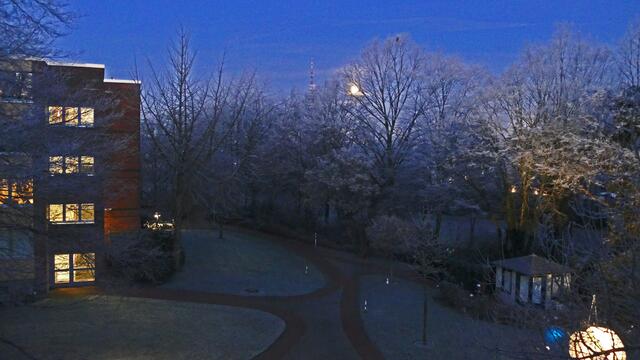 2. 21. Januar 2019 8. Uhr früh. Blick aus dem Fenster in Hannover. 
Der Mond geht langsam unter.