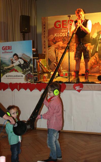 Mit Unterstützung der fleißigen Helfer blies Geri auch auf dem Alphorn.