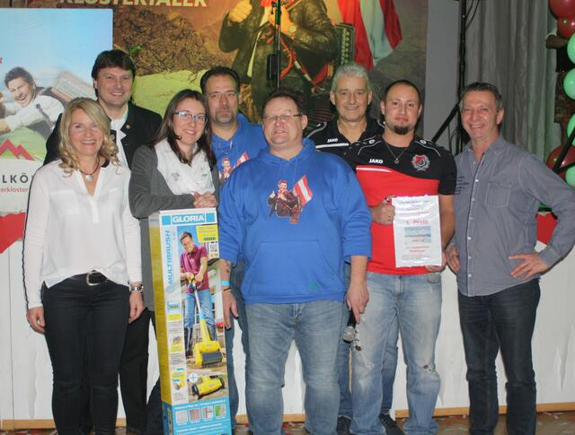 Die Gewinner der Tombola (von links): Petra Pohl, "Glücksbote Bgm. Dr. Michael Higl, Daniela Losleben, die TSV-Funktionäre Roland Niggl, Jürgen Lang und Rainer Otto, Patrick Liepert und der Stifter des Hauptpreises Harald Rudloff.