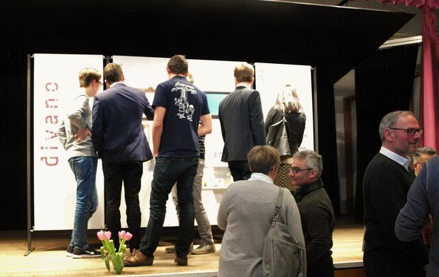 Die Projekt-Wand mit Informationen rund ums Divano war höchst gefragt bei allen Altersgruppen. Künftig wird sie in der Stadtpfarrkirche Sankt Jakob platziert, um alle Interessierten auf dem Laufenden zu halten