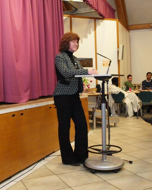 Pfarrgemeinderatsvorsitzende Gabriele Muhr stellte den Gästen des Abends Idee und Konzept vom neuen Ort der Begegnung vor