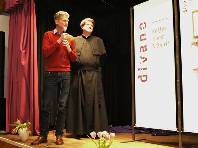 Grafiker Ludger Elfgen hat das Logo von Divano entwickelt. Es überzeugt bis ins Detail - aus dem "d" steigt Kaffeedampf auf