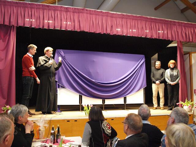 Überaus spannend machten die Verantwortlichen die Präsentation vom Namen und Logo