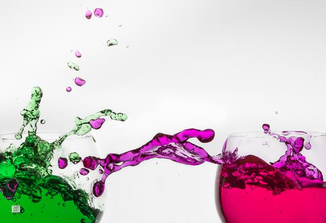 Zwei Gläser rot und grün