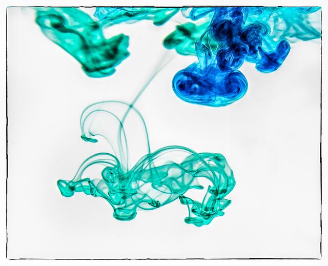 Absinkende farbige Flüssigkeit