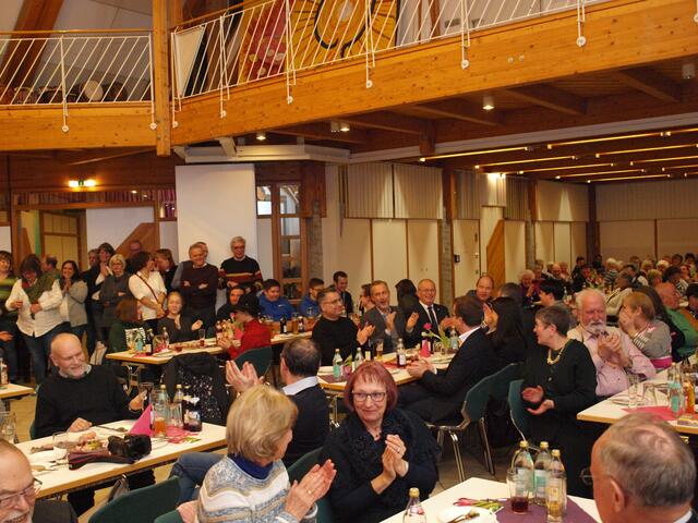 Viel Beifall gab es bei der Vorstellung vom Divano im Rahmen des Dankabends für Ehrenamtliche, Freunde und Förderer der Pfarrei