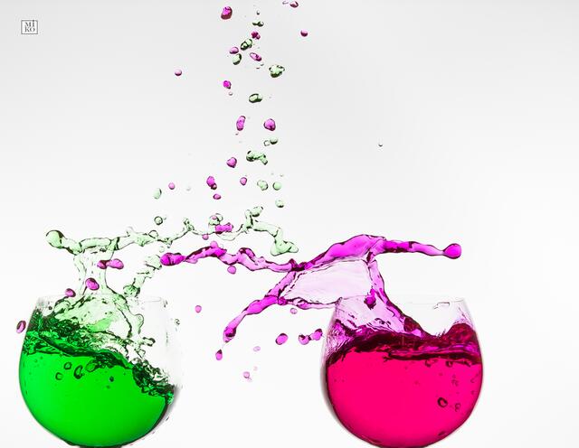 Zwei Gläser rot und grün