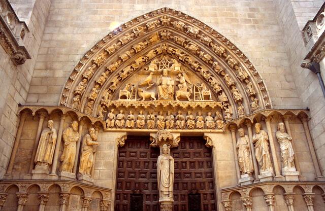 Südportal der Kathedrale von Burgos, stammt aus der Afangszeit des Baus, um 1230. Das Portal stellt Christus als Weltenrichter umgeben von den Evangelisten mit ihren Symbolen und zahlreichen Engeln in den Bögen dar.