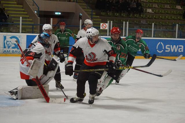 Heimspiel der U20 des EV Königsbrunn (grün) gegen Memmingen(weiß-schwarz) | Foto: Peter Thomas