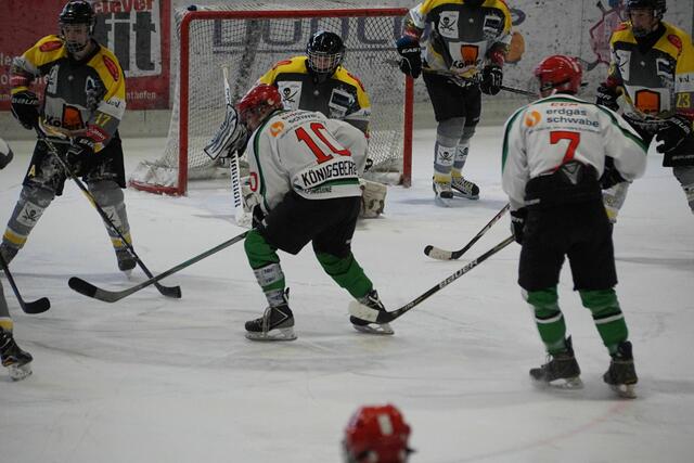 Auswärtspartie U20 des EV Königsbrunn (weiß) gegen Sonthofen (schwarz-gelb) | Foto: Peter Thomas