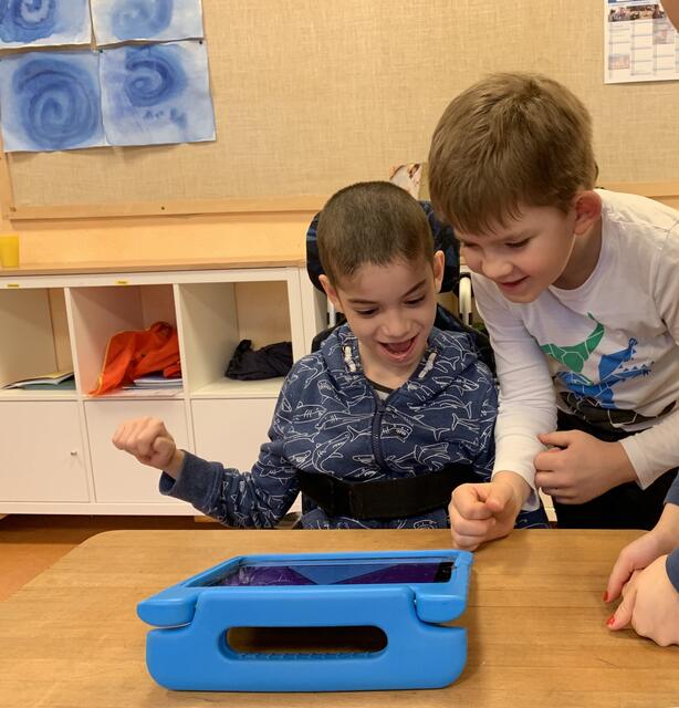 Leon und Lukas lernen gemeinsam. Hier  beim Einsatz der neuen iPads. | Foto: Rotary Club Marburg