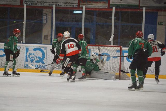Heimspiel der U20 des EV Königsbrunn (grün) gegen Memmingen(weiß-schwarz) | Foto: Peter Thomas
