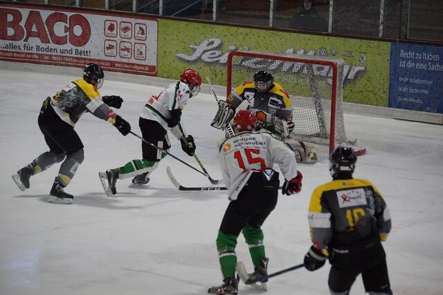 Auswärtspartie U20 des EV Königsbrunn (weiß) gegen Sonthofen (schwarz-gelb) | Foto: Peter Thomas