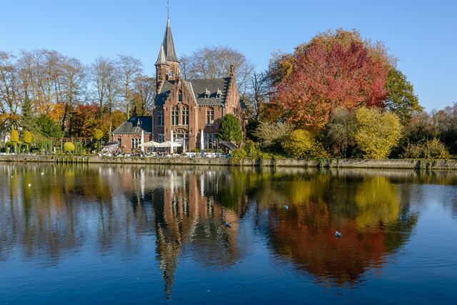 Cafe am Minnewater; hier konnten wir auf der Terrasse in der Sonne trotz der Novemberkühle einen schönen Moment genießen
