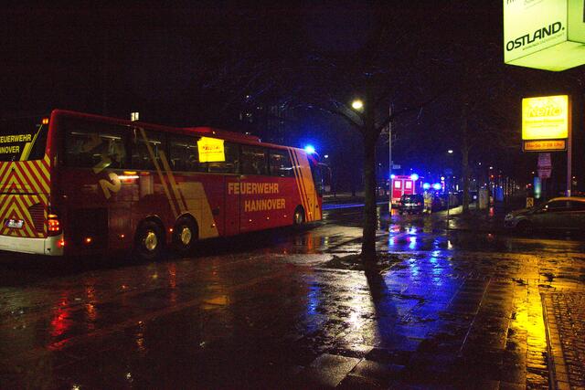 Die Bewohner des betroffenen Hauses und des Nachbarhauses wurden in einem Bus der Feuerwehr an der Hildesheimer Straße betreut.